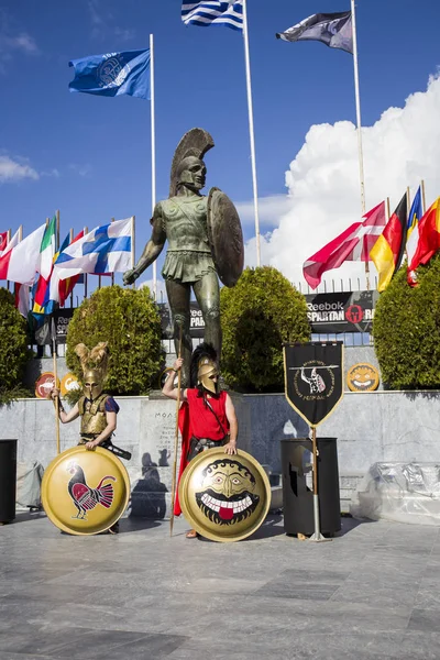 SPARTA, GRECIA - 4 DE NOVIEMBRE DE 2017: Pareja de guerreros con una antigua armadura espartana bajo la estatua de Leonidas en Esparta Fotos de stock