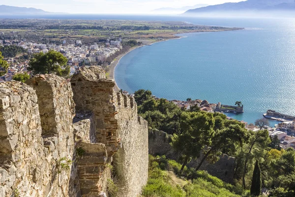 Vista deslumbrante das muralhas da fortaleza de Nafpaktos, Grécia 05 JAN 2018 — Fotografia de Stock