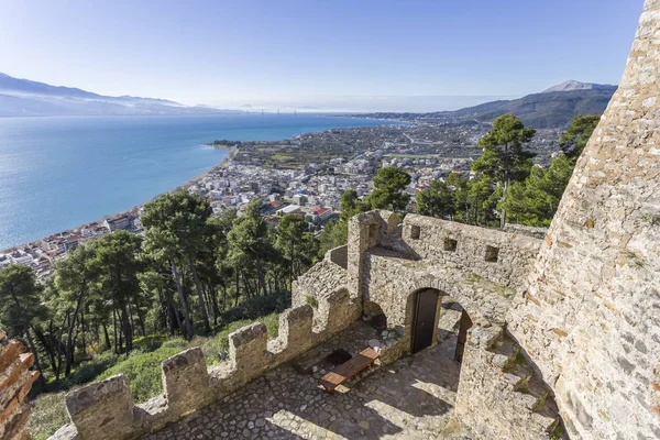 Vista deslumbrante das muralhas da fortaleza de Nafpaktos, Grécia 05 JAN 2018 — Fotografia de Stock