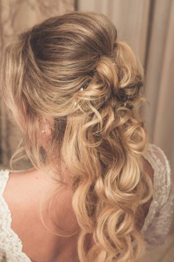 Tamamlanmış düğün saç modellerinin arka planı.