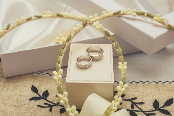 Anéis de casamento com coroas de casamento tradicionais — Fotografia de Stock