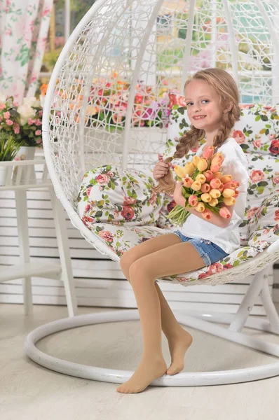 Menina Com Buquê Flores Primavera Sorriso Doce — Fotografia de Stock