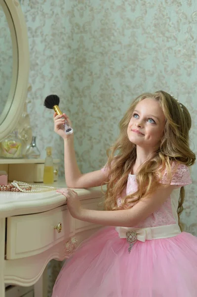 Dziewczyna Różowej Sukience Przed Lustrem Makijaż Moda Fryzura — Zdjęcie stockowe