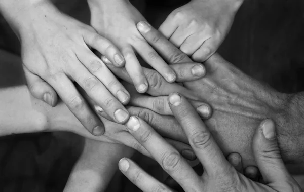 Die Hände Von Menschen Aus Derselben Familie Bestehend Aus Einem — Stockfoto