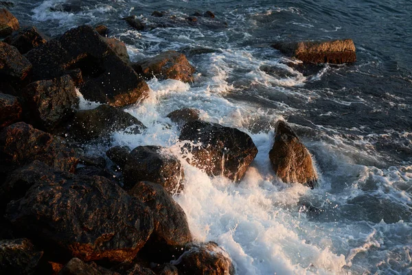 Wellen Krachen Auf Uferfelsen — Stockfoto