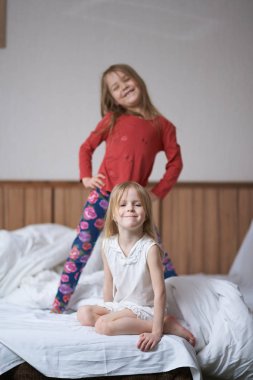 Sabahları iki kız bir otel odasında neşeli bir ruh hali içinde..