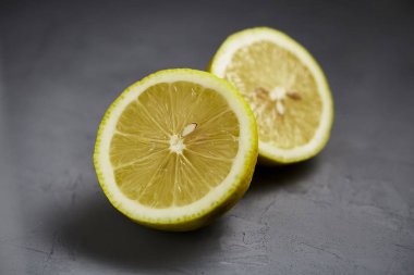 Gri arkaplanda limon kes. Sağlıklı meyve.