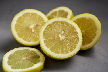 Gri arkaplanda limon kes. Sağlıklı meyve.