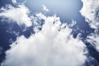 Bulutlar mavi gökyüzü Yazı