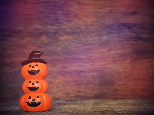 Labu halloween pada latar belakang kayu — Stok Foto