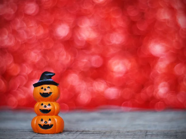 Halloween labu di meja kayu atas bokeh merah backgroun — Stok Foto