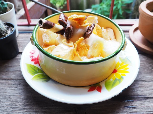 White frozen dessert with cookies and cereal topping — Stock Photo, Image