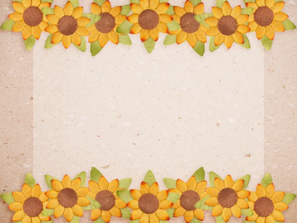 Återvunnet papperskort med gul konstgjord solros blomma — Stockfoto