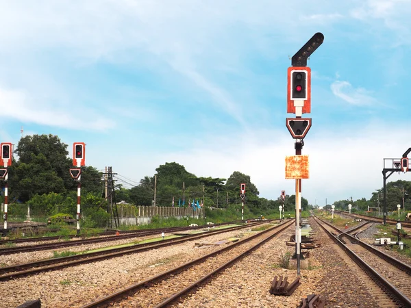 Señal de semáforo sobre vía férrea — Foto de Stock