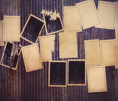 Birçok boş eski reklam afişleri paslı oluklu metal zin üzerinde