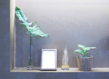 Saksı, resim çerçevesi ve vazo l aşağı altında inşa rafta