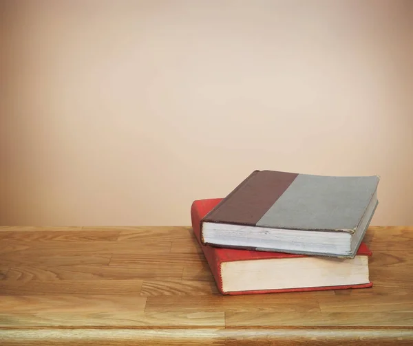 Старые книги на деревянном столе — стоковое фото