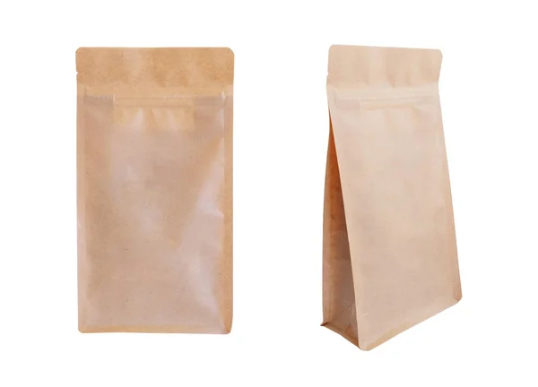 Hnědý papírový sáček na zip izolované na bílém pozadí. Potravinářské balení — Stock fotografie