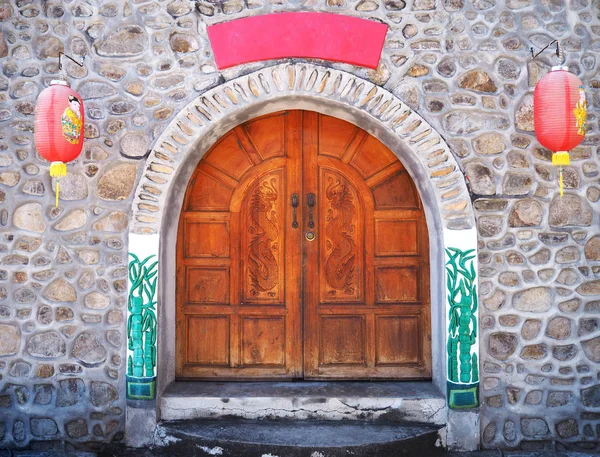 Китайські дерев'яні двері стилі з двох червоні ліхтарі. — стокове фото