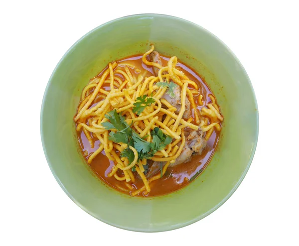 Curried Noodle Soup with Chicken (Khao Soi) in green bowl isolat — Stock Photo, Image