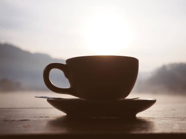 Gündoğumu sabahları kahve fincan siluet