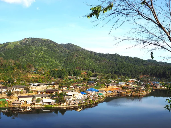 Kylä ja järvi maisema näkymä Rak Thai Village, Mae Hong S — kuvapankkivalokuva