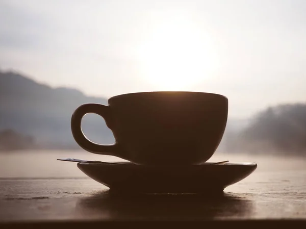 Silhouette tazza di caffè al sorgere del sole al mattino — Foto Stock