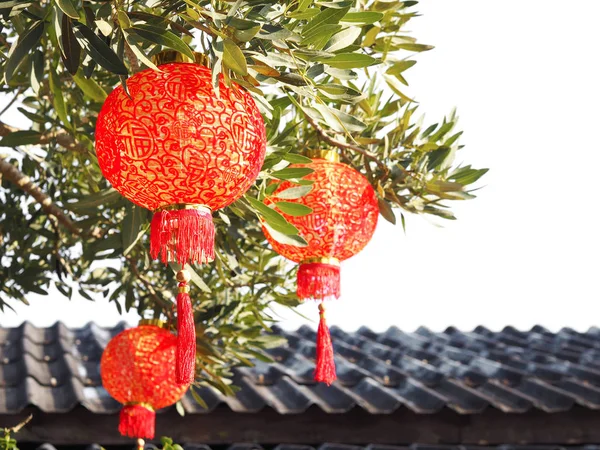 Närbild av kinesiska lantern på träd över taket. Kinesiska bakgrund. — Stockfoto