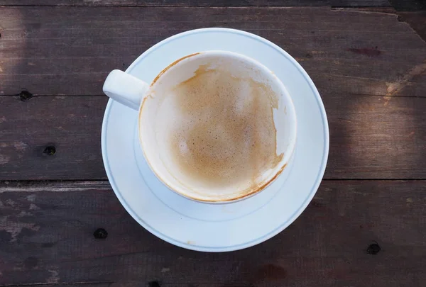 Ahşap arka plan üzerinde içtikten sonra boş kahve fincanı. — Stok fotoğraf