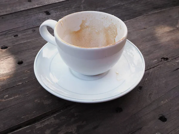 Пустой кофе после питья на деревянном фоне . — стоковое фото