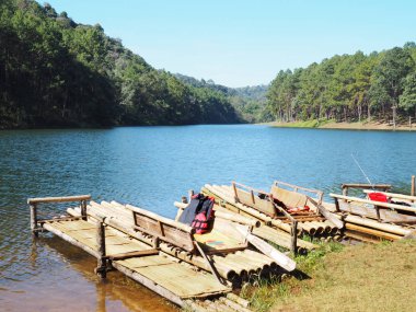 Bambu bağlantı noktası ve sallar Pang Oung, gölde Mae Hong Son, Northe
