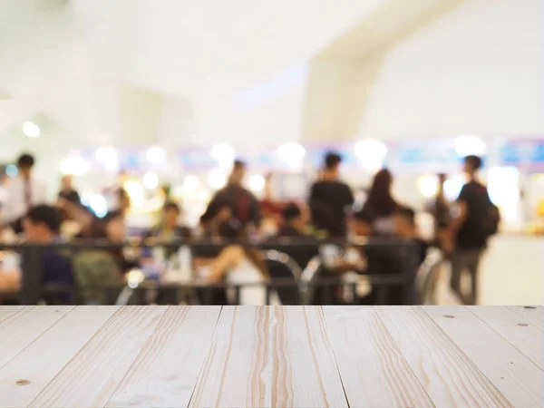 Perspectiva de madera y patio de comida borrosa con la gente multitud . — Foto de Stock