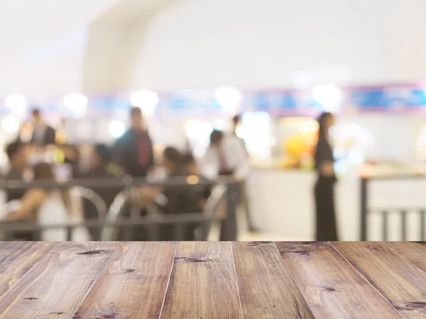 Perspektivy dřeva a rozmazané food court s dav lidí. — Stock fotografie