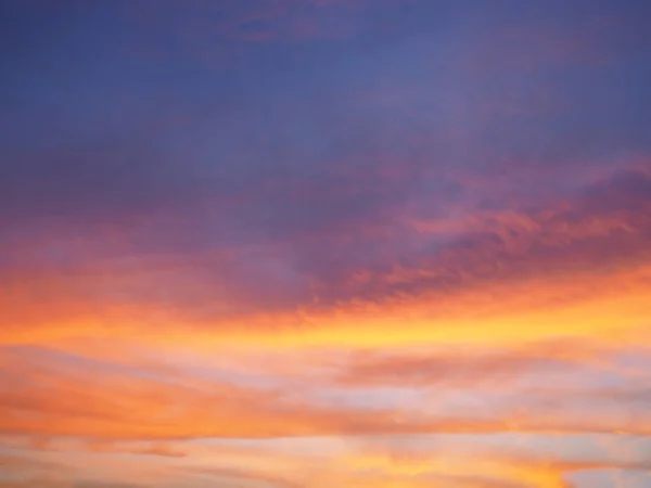 Herrlicher Himmel bei Sonnenuntergang. — Stockfoto