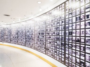 Sergi salonunda duvar resimleri görüntülemek