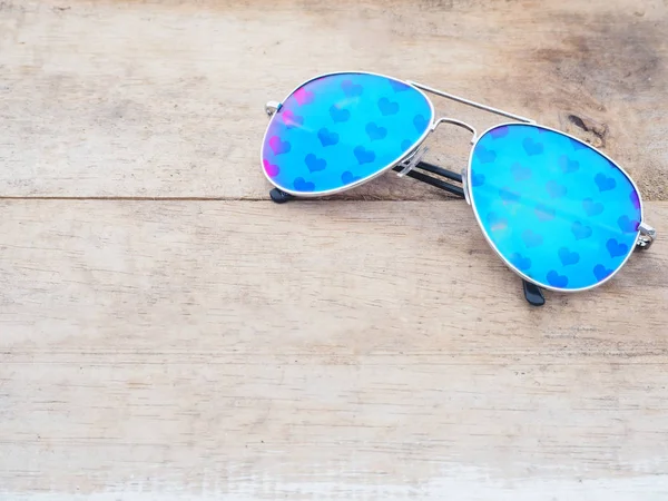Spegel solglasögon med hjärta form mönster — Stockfoto