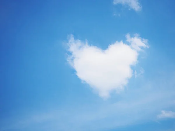 Bulut kalp şeklin üzerine açık mavi gökyüzü — Stok fotoğraf
