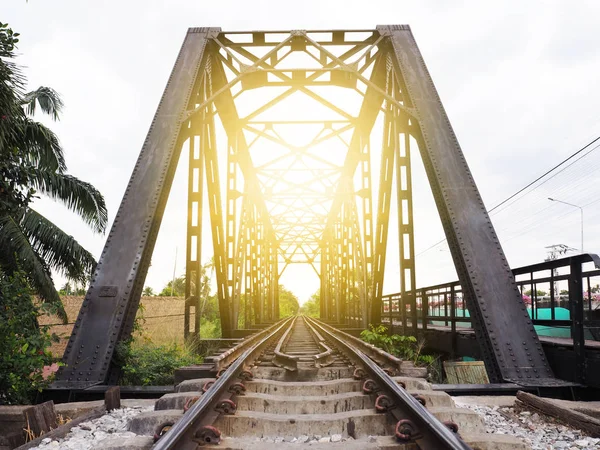 Puente ferroviario de acero con luz solar — Foto de Stock