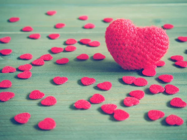 Crochê tricotar coração vermelho no fundo de madeira — Fotografia de Stock