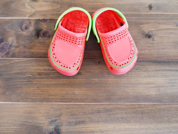 Sandali in gomma per bambini su sfondo di legno — Foto Stock
