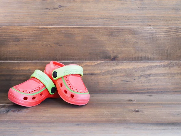 Gummisandalen für Kinder auf Holzgrund — Stockfoto