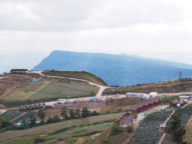 Yüksek dağ gökyüzü ile birçok tatil görünümü 