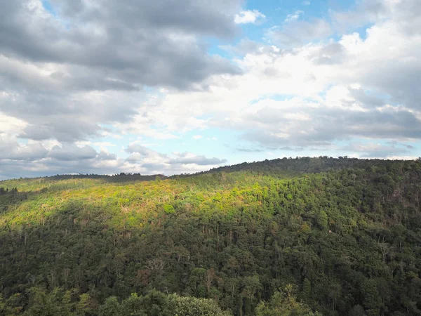 Bulutlu gün yüksek dağları, yeşil orman manzara. — Stok fotoğraf