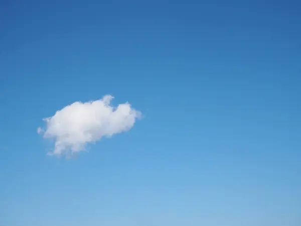 Czyste, Błękitne niebo, białe chmury — Zdjęcie stockowe
