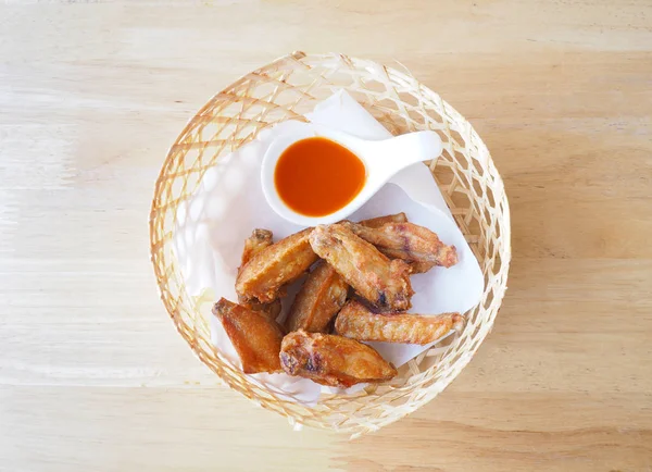 Pollo fritto con salsa in cesto di bambù sul tavolo di legno — Foto Stock