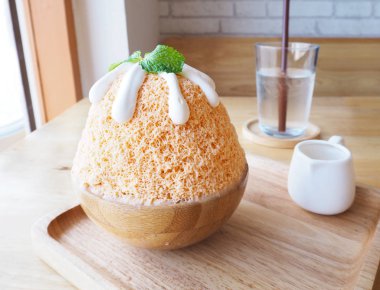 çay Bingsu (Kore tatlı) ahşap plaka üzerinde süt.