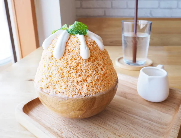 Thé au lait Bingsu (dessert coréen) sur assiette en bois . — Photo