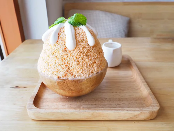 Milk tea Bingsu (korean dessert) on wooden plate. — Stock Photo, Image