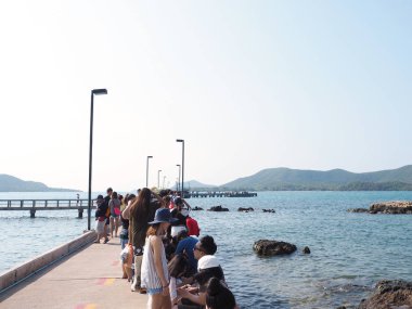Chonburi, Tayland-Mart 11,2017: Turist Satta Mah Jor limanında