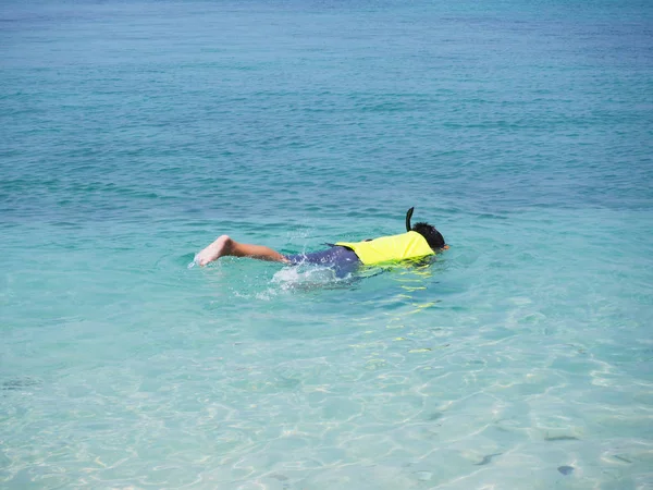 Asiatico uomo diving subacqueo su estate spiaggia . — Foto Stock